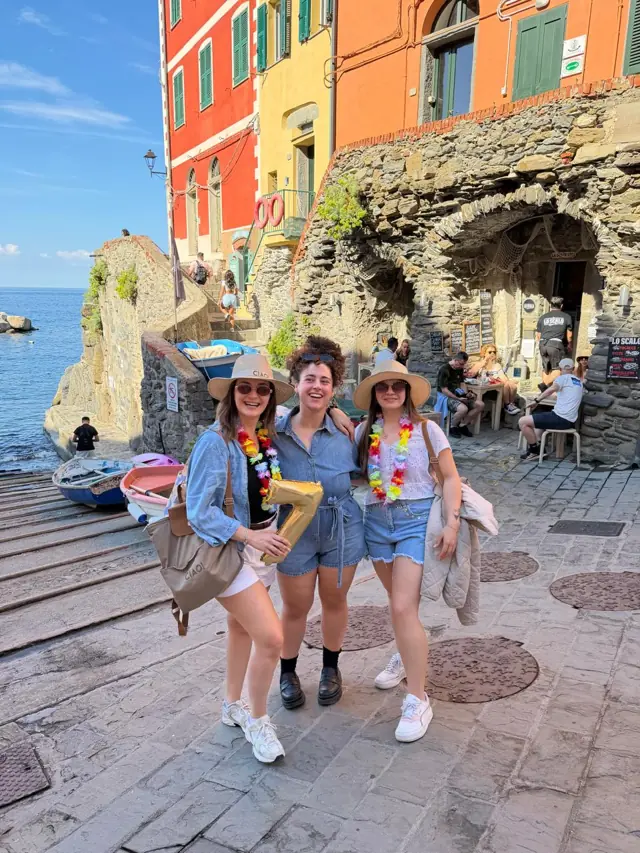 Coordinadoras de CIAO con viajeras en Riomaggiore, Cinque Terre